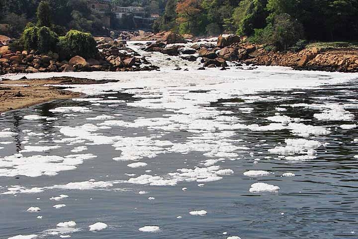 A urbanização desordenada, a falta de saneamento básico e o despejo de esgotos domésticos e industriais transformaram o rio em um símbolo de poluição.  Reprodução: Flipar