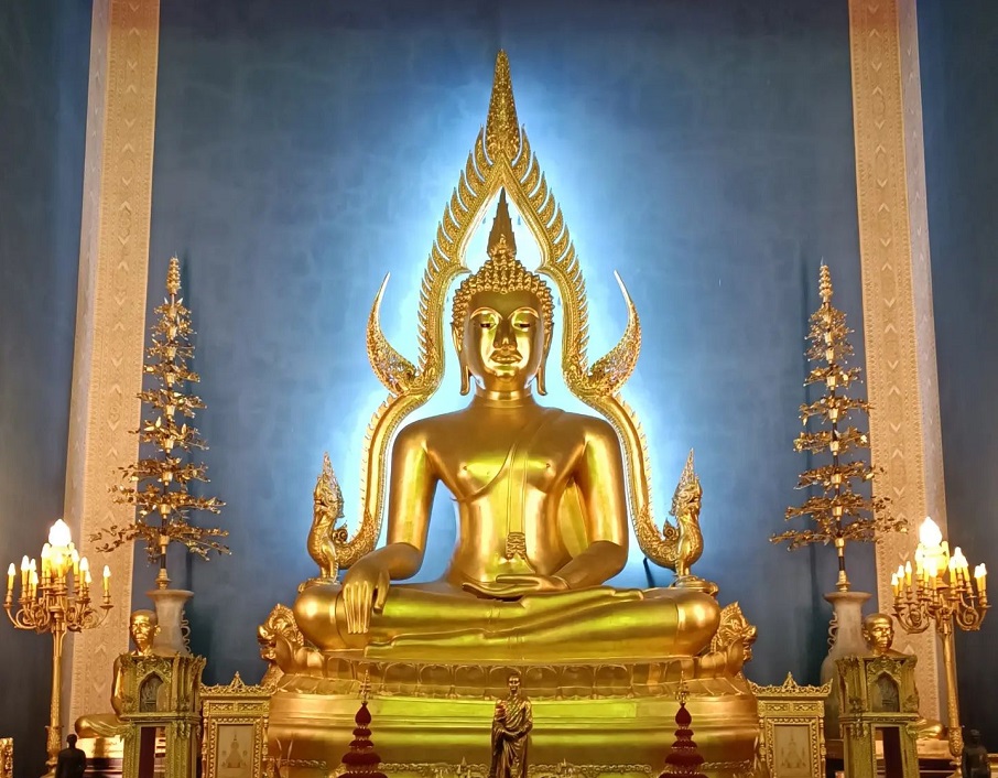 Buda em estilo Sukhothai iluminado em azul no Templo de Mármore, em Bangkok, na Tailândia. Foto: Reprodução/Instagram 19.05.2023