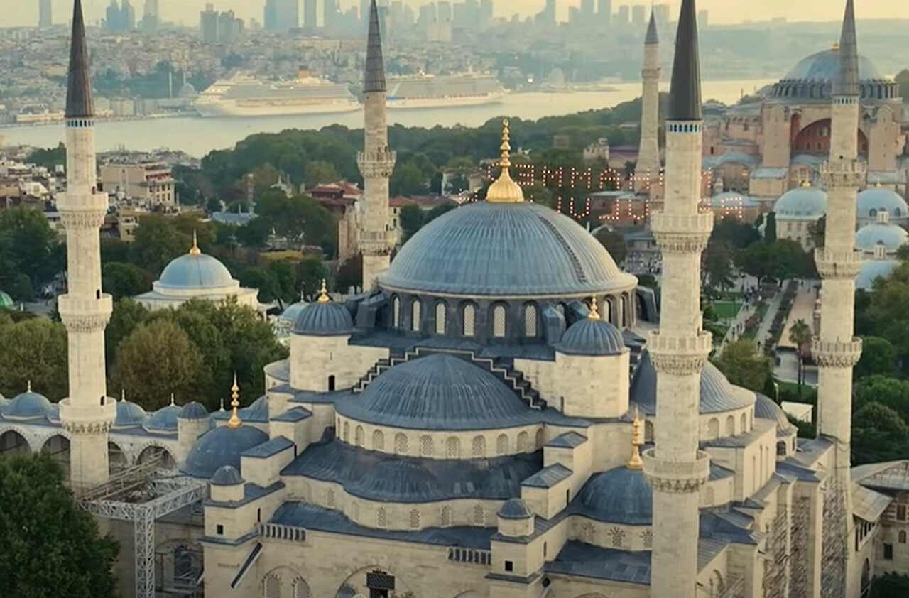 A cidade se estende tanto na Europa quanto na Ásia, e cada lado tem seu charme particular. O lado europeu, com os bairros de Sultanahmet, Eminönü e Taksim, é o mais turístico e repleto de monumentos históricos e centros comerciais. Reprodução: Flipar