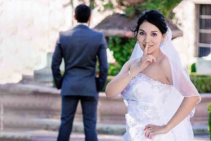 Noivo que vê a noiva com o vestido - Outra superstição clássica diz que desde o noivado até o casamento o noivo não pode ver a amada com a roupa da cerimônia. Se isso acontecer, o casamento será um tormento. 
 Reprodução: Flipar