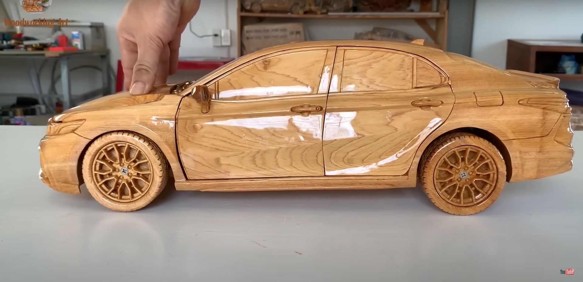 Réplica de madeira Toyota Camry 2023. Foto: Reprodução