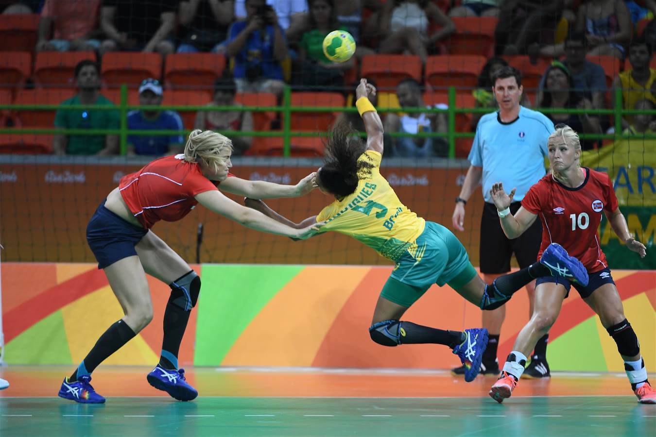 Em uma estreia quase impecável, brasileiras vencem a Noruega no handebol. Foto: Divulgação Rio 2016