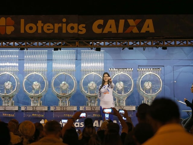 Em 2017, um morador do Rio de Janeiro ganhou cerca de R$ 100 milhões na Mega-Sena. O vencedor confiou e deu parte do dinheiro a um amigo, que iria administrar a fortuna. No entanto, essa pessoa gastou o dinheiro e causou prejuízo de R$ 20 milhões ao ganhador do prêmio. Reprodução: Flipar
