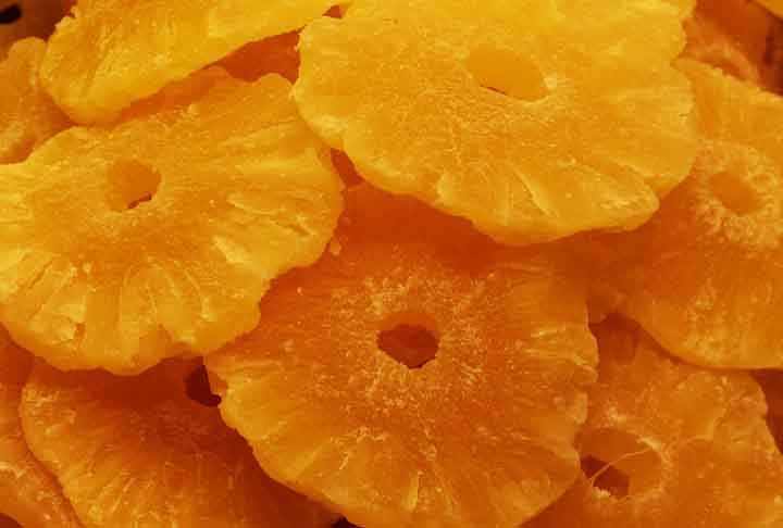 Outro benefício das frutas secas é que suas fibras podem ajudar a regular o intestino e prevenir a constipação. Confira exemplos de frutas secas famosas! Reprodução: Flipar