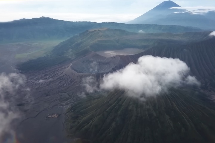 A formação do Vulcão Amazonas está ligada a processos tectônicos complexos, como a interação entre placas oceânicas e continentais, que também geraram ricos depósitos minerais, como ouro e cobre. Reprodução: Flipar