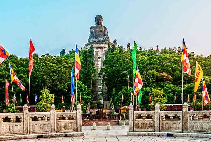 Escadaria do Buda Tian Tan, Hong Kong, China: Tem 268 degraus que levam ao icônico Buda Gigante de bronze. Construída em 1993, o acesso é via teleférico até próximo ao local e a pé depois. Representa paz e espiritualidade para milhões.
 Reprodução: Flipar