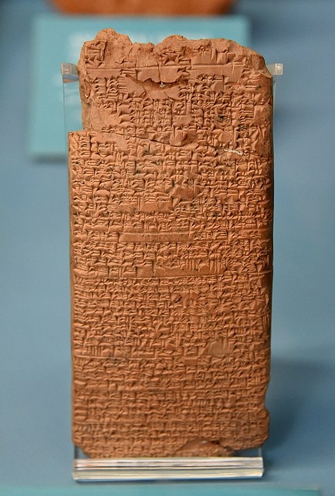 Em Nippur, centro religioso dos sumérios no Vale do Rio Eufrates, uma tábua de argila datada de 2.000 a.C tem uma receita com mel para tratar feridas, junto com água, azeite e óleo de cedro. Reprodução: Flipar