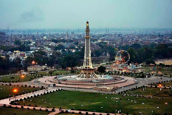 Capital da província de Panjabe, a grandiosa cidade paquistanesa de Lahore registrou em 2022 picos de poluição que levaram o governo local a decretar “emergência ambiental e de saúde”, com fechamento de escolas, parques e centros comerciais.
 Reprodução: Flipar