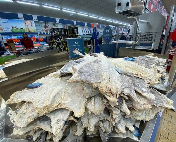 Hoje, é comum encontrar bacalhau de origem certificada, assegurando práticas pesqueiras responsáveis. Reprodução: Flipar