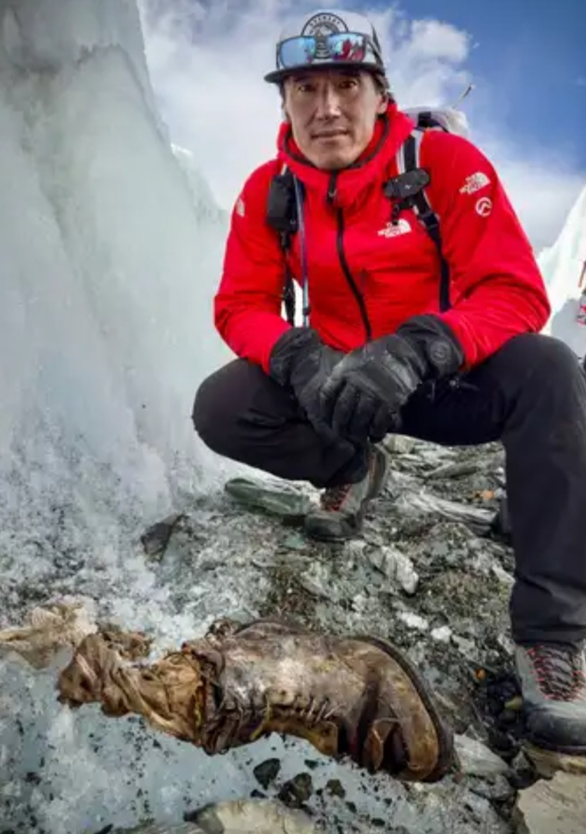 O fotógrafo Jimmy Chin, da National Geographic  - um dos veículos de maior credibilidade na divulgação de notícias científicas - mostrou a bota  que estava com os restos de um pé. A família do alpinista já se dispôs a ceder material genético para exame de DNA.  Reprodução: Flipar