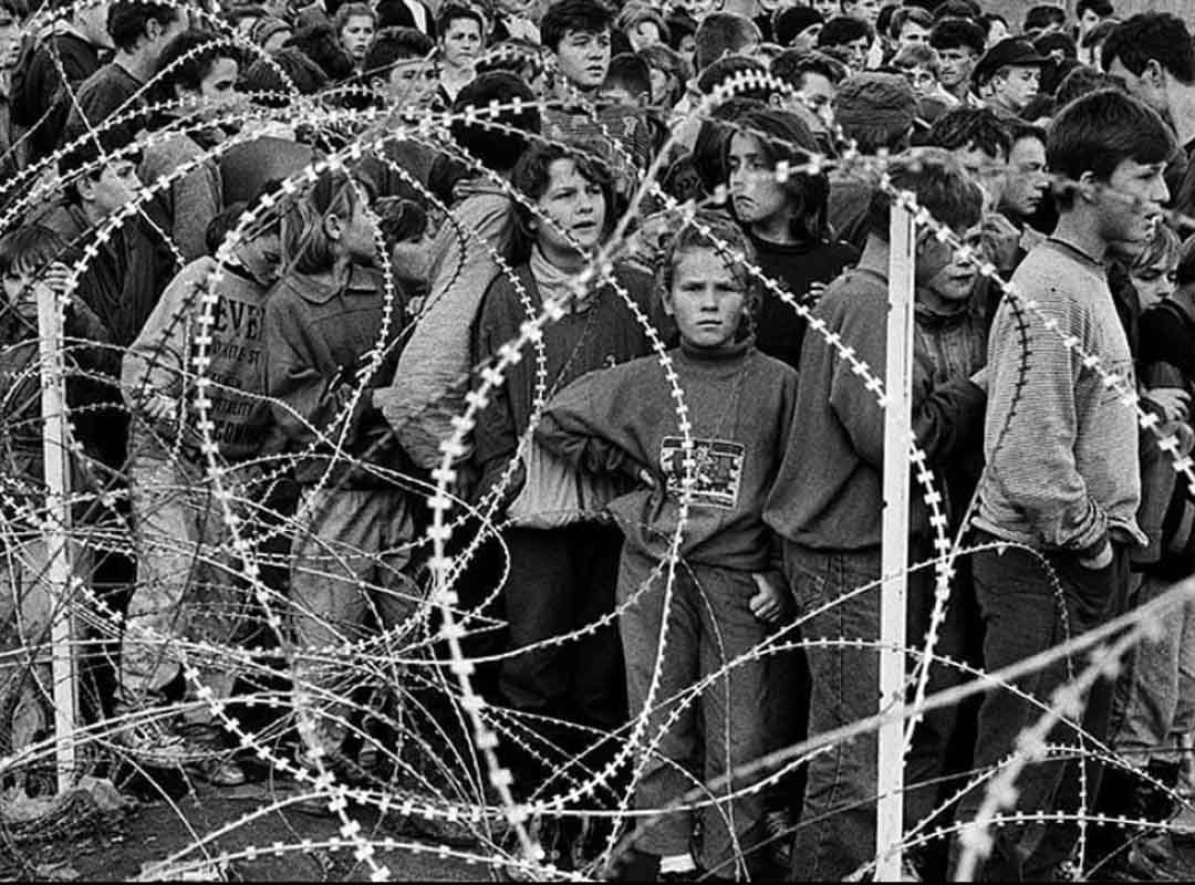 Entre as séries fotográficas de maior impacto produzidas por Sebastião Salgado no período está “Êxodus”, que registra o drama dos fluxos migratórios a partir de viagens de seis anos por 40 países.

 Reprodução: Flipar