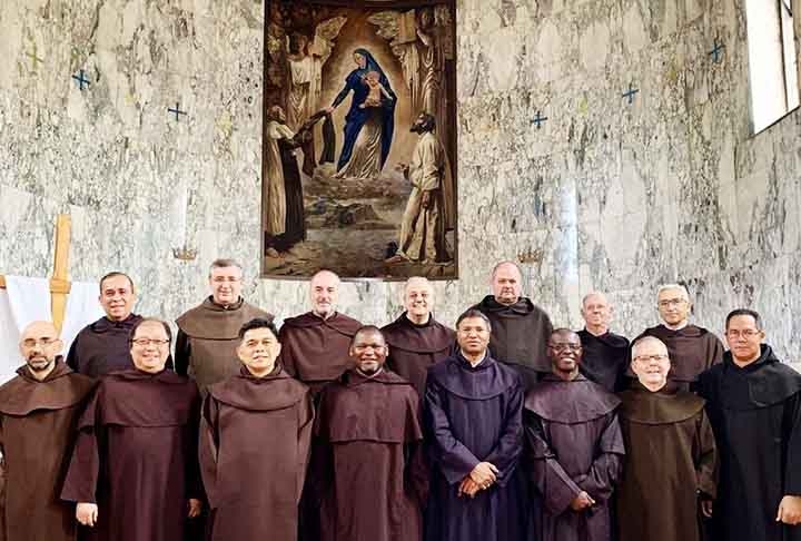 Os escapulários têm origem na tradição da Igreja Católica e surgiram por volta do século XIII. Eles derivam do hábito monástico usado pelos monges da Ordem dos Carmelitas. Reprodução: Flipar