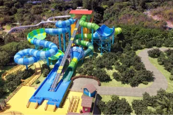 10º - Xpirado:  Localizado em Rio Quente, Goiás, no parque aquático Hot Park, esse toboágua tem a altura é de 32 metros e apresenta uma hélice, seguido por uma queda inclinada e um longo escorregador de 142 metros de comprimento.  Reprodução: Flipar