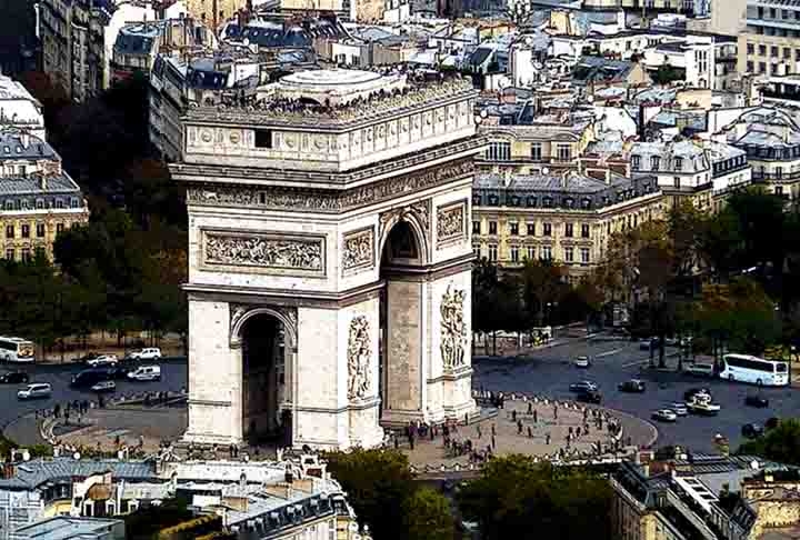 O monumento da capital francesa foi erguido a mando de Napoleão Bonaparte, imperador francês no início do século XIX.
 Reprodução: Flipar