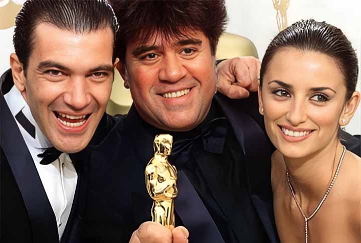 Diretor, roteirista e produtor, Almodóvar tem no currículo duas estatuetas do Oscar: “Tudo Sobre Minha Mãe” (Melhor Filme Estrangeiro em 2000) e “Fale Com Ela (Melhor Roteiro Original em 2002). 
 Reprodução: Flipar