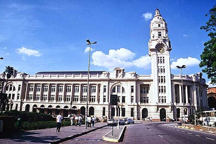 Acidente ferroviário de Balasore (Índia, 2023): Em 2 de junho de 2023, um trágico acidente aconteceu no estado de Odisha envolvendo três trens: o Coromandel Express, o Howrah Superfast Express e um trem de carga estacionado em uma linha lateral. Reprodução: Flipar