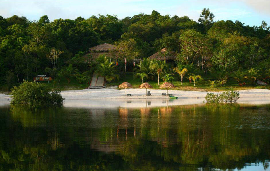 Entrada do hotel de selva Amazon Ecopark Divulgação