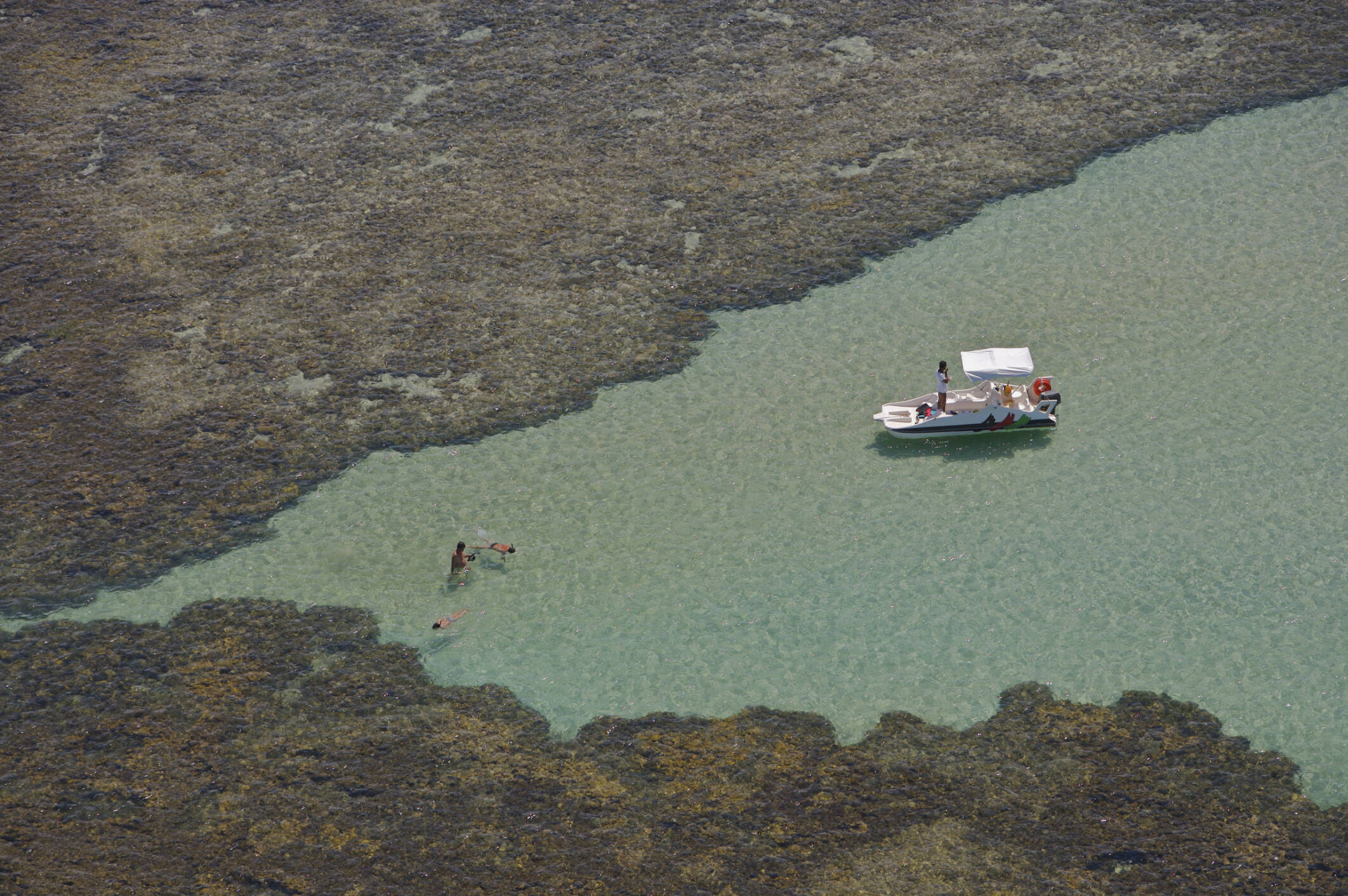 Barcos levam os turistas para mergulhar nas piscinas naturais de Porto de Galinhas. Foto: Getty Images
