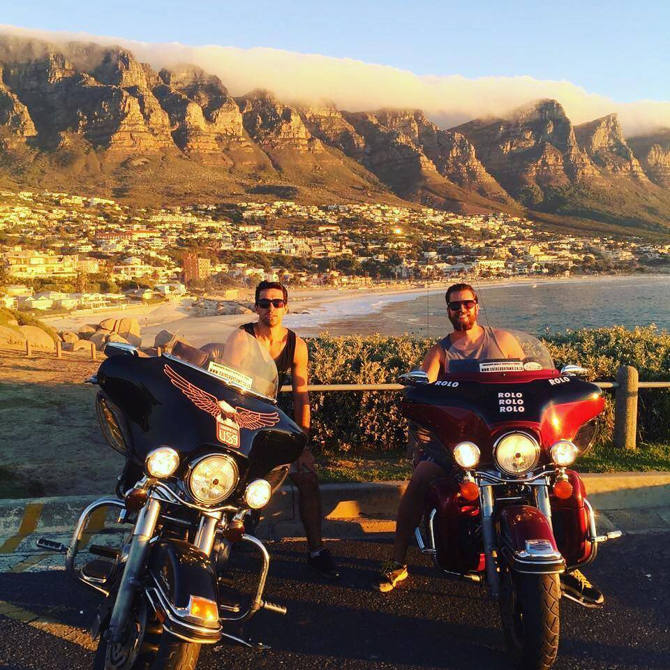 Gustavo e seu amigo, Caio Russo, alugaram duas motos Harley Davidson em Cape Town, capital da África do Sul, e conheceram a Table Mountain.. Foto: Reprodução/Instagram