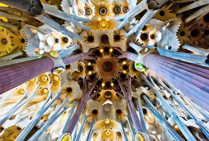 Sagrada Família - A Sagrada Família é a obra-prima inacabada de Antoni Gaudí, cuja construção começou em 1882. Esta basílica, com suas torres icônicas e detalhes intricados, é o exemplo mais famoso do modernismo catalão e o símbolo de Barcelona. A conclusão está prevista para 2026. Reprodução: Flipar