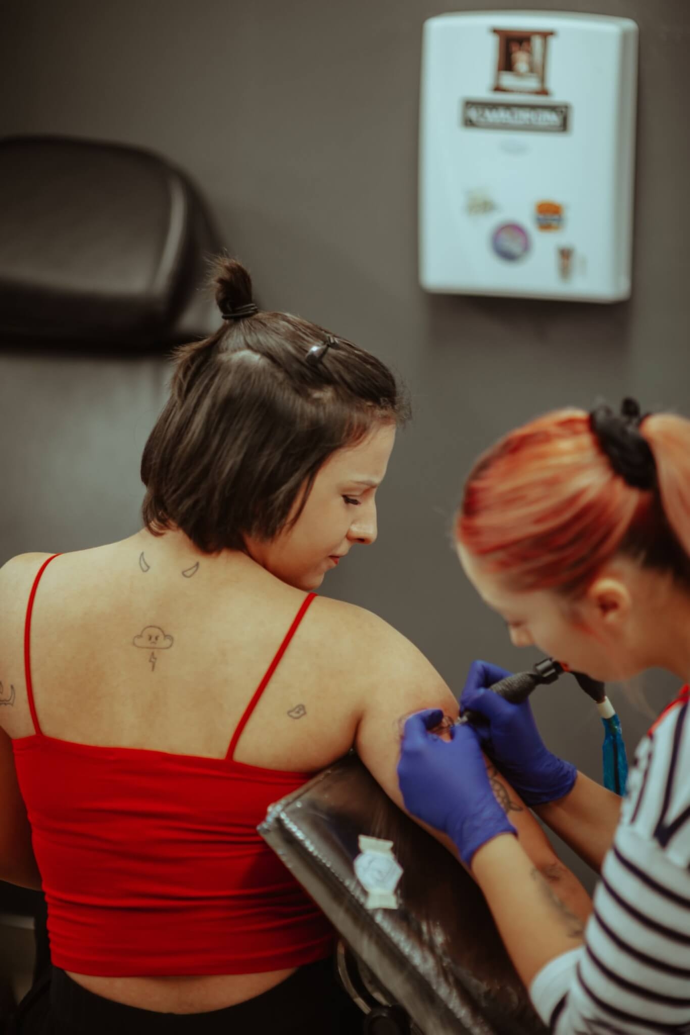 9.  Respeite o tempo da sessão da tatuagem  Uma sessão de tatuagem dura em média duas horas. Isso porque, a partir desse tempo, a região começa a ficar muito vermelha e inchada, dificultando o trabalho do tatuador. Reprodução: EdiCase