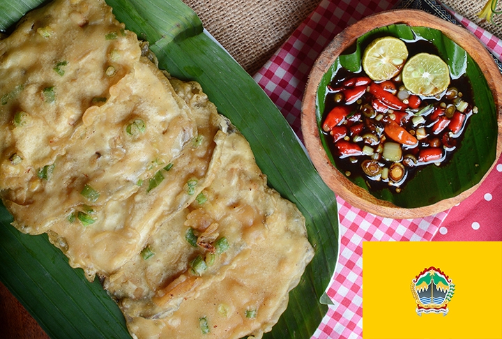 14º lugar - Tempeh mendoan (Indonésia) - Fatias de produto fermentado de soja são mergulhadas em massa com coentro moído, cebolinha fatiada e alho, antes de serem fritas. A fritura é rápida para ficar crocante.  Reprodução: Flipar