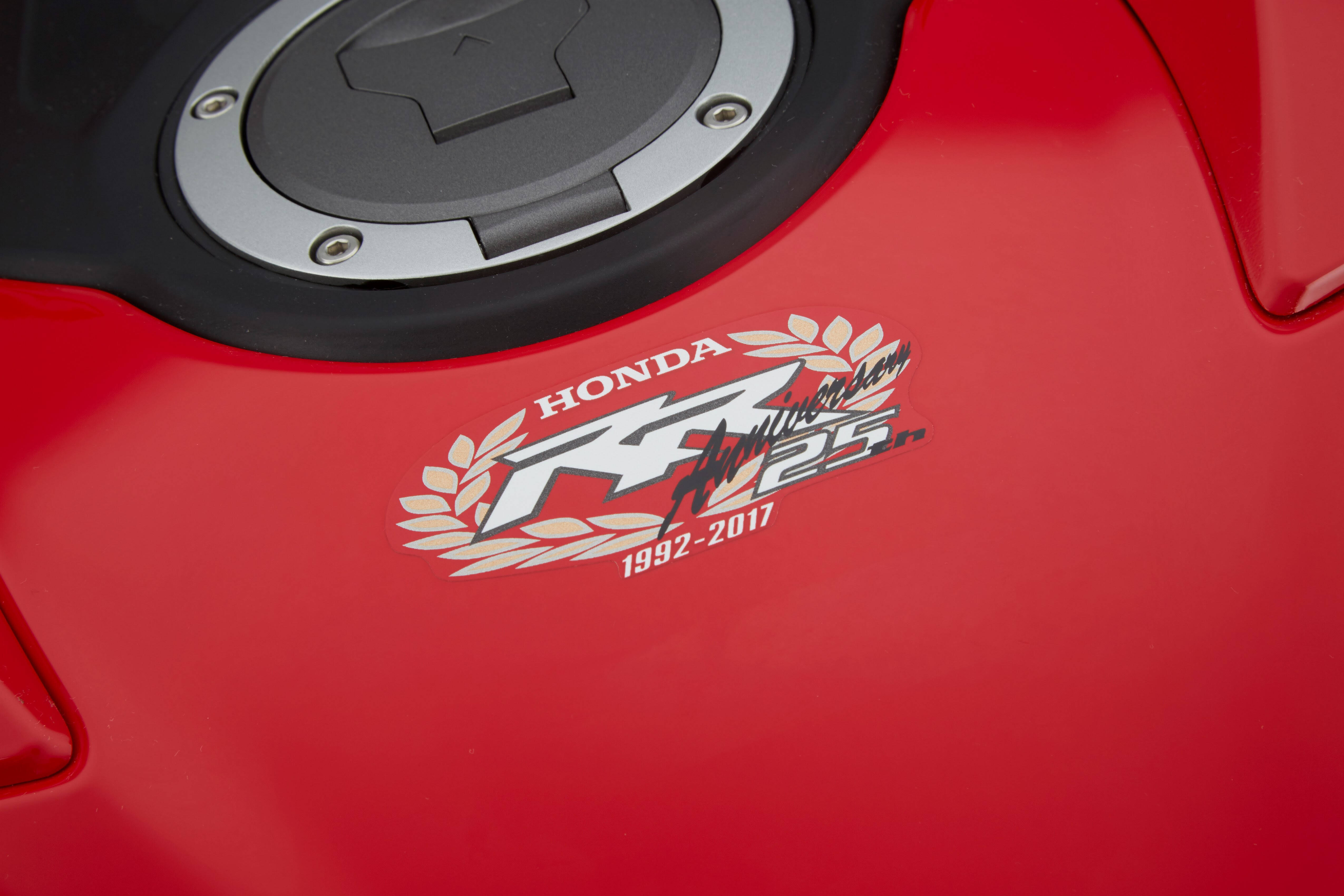 A Honda carrega um adesivo comemorativo, que lembra seus 25 anos de vendas no Brasil. Foto: Divulgação