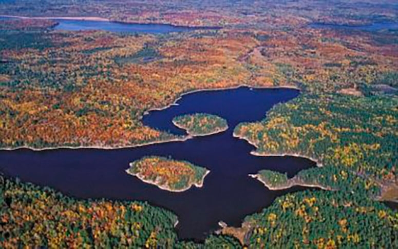 Ontário (Canadá) - A Cratera de Sudbury Basin foi formada há 1,8 bilhão de anos e tem 130 km de diâmetro. Cientistas descobriram que o impacto do asteroide ficou tão grande que fragmentos de rocha foram lançados a 800 km de distância.  Reprodução: Flipar