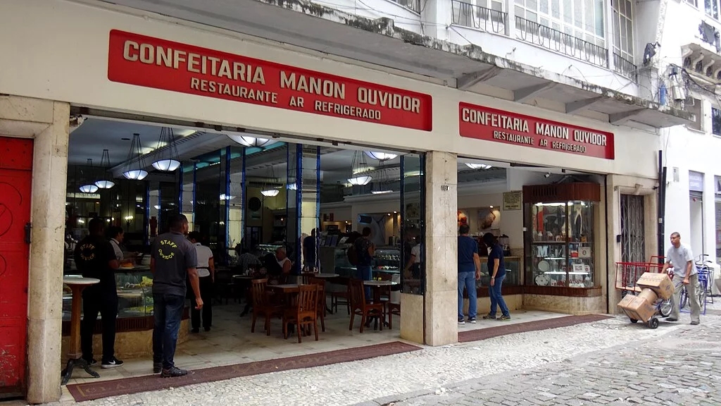 A confeitaria Manon, na Rua do Ouvidor, região central do Rio de Janeiro, vem registrando um aumento acentuado em sua clientela, com filas para conseguir mesa, desde que “Ainda Estou Aqui” entrou em cartaz, segundo a coluna de Nara Boechat, na “Veja”.  Reprodução: Flipar