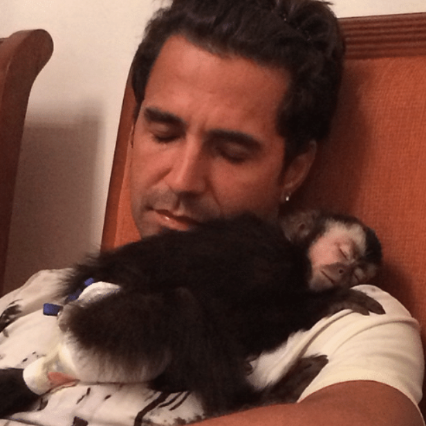 Macaco e Latino são inseparáveis. Foto: Reprodução/Latino