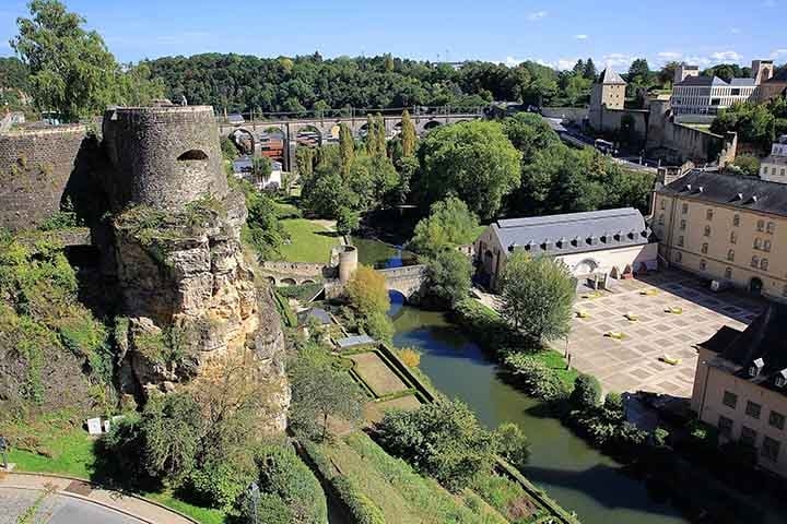 Casamatas do Bock: Uma rede de túneis e fortificações subterrâneas escavadas na rocha, que datam da Idade Média. Os visitantes podem explorar a história militar da região e admirar as vistas panorâmicas da cidade a partir dos mirantes. Reprodução: Flipar