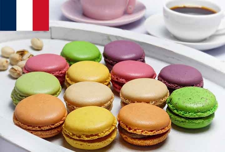 17º) Macarons (França): São docinhos franceses mundialmente famosos, conhecidos por sua textura crocante por fora e macia por dentro, além de cores vibrantes e sabores variados. Reprodução: Flipar