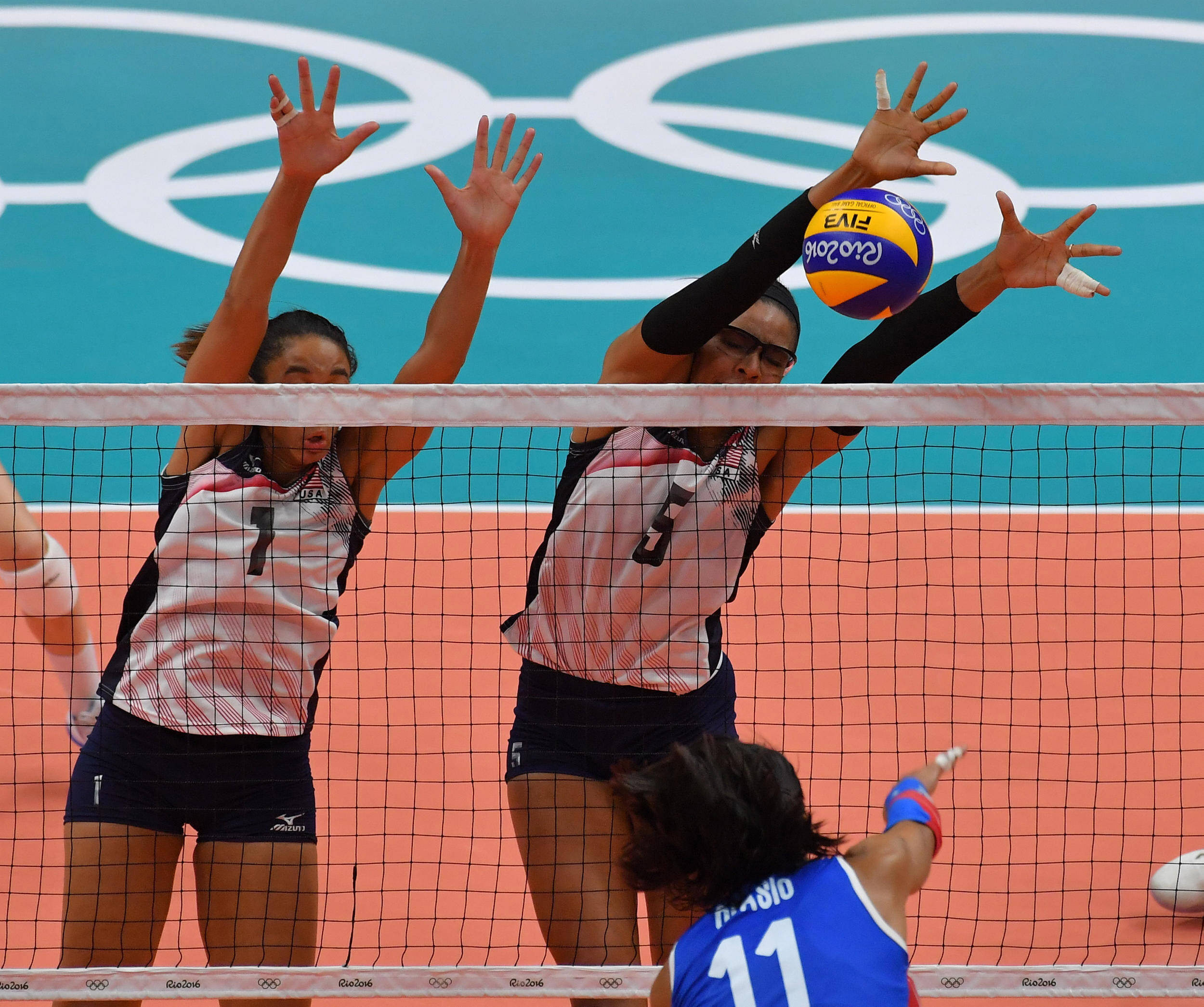 Bloqueio dos Estados Unidos para cima de Porto Rico na estreia nas Olimpíadas. Foto: Divulgação/FIVB