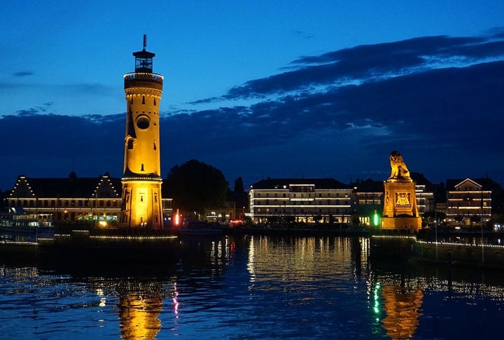 Farol de Lindau, Alemanha - Fica no lago Lindau, na cidade homônima,  fronteira da Alemanha com Áustria e Suíça. Construído em 1856, em frente à estátua de Leão Bávaro, esculpida em mármore para saudar os viajantes que chegavam.  Sua torre de 33m de altura tem grande relógio. Reprodução: Flipar