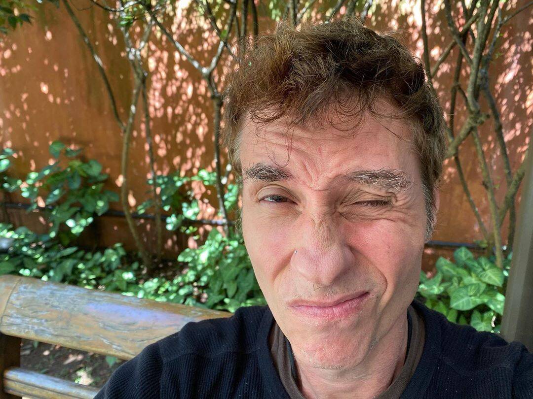 Dinho Ouro Preto foi infectado pelo coronavírus e está em isolamento. Ele posta selfies no Instagram e conta como estão sendo os dias. Foto: Reprodução/Instagram