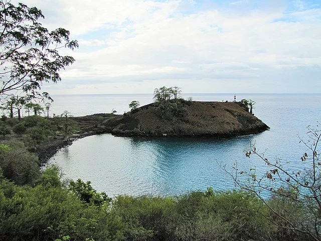 São Tomé e Príncipe - País insular africano perto da linha do equador, tem uma cadeia vulcânica com formações rochosas e corais. Uma das atrações é a Lagoa Azul (foto). O Parque Natural Ôbo tem outra atração: o Pico Cão Grande.  Reprodução: Flipar