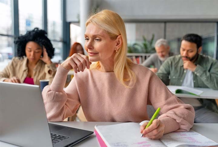 Uma das estratégias que é essencial para quem está estudando é a prática. Segundo a influencer, se torna ainda mais importante para aprender com os erros cometidos.