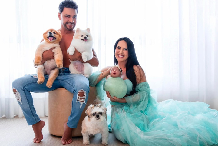 Zezé Di Camargo e Graciele Lacerda com Clara e os animais. Foto: Foto: Veruska Toledo