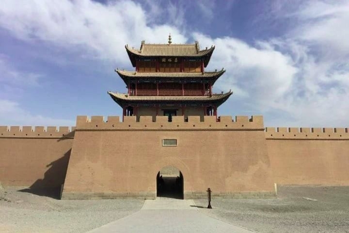 O Forte Jiayuguan, primeira fortaleza de fronteira no extremo oeste da Grande Muralha da dinastia Ming, é outro local histórico impressionante.  Reprodução: Flipar