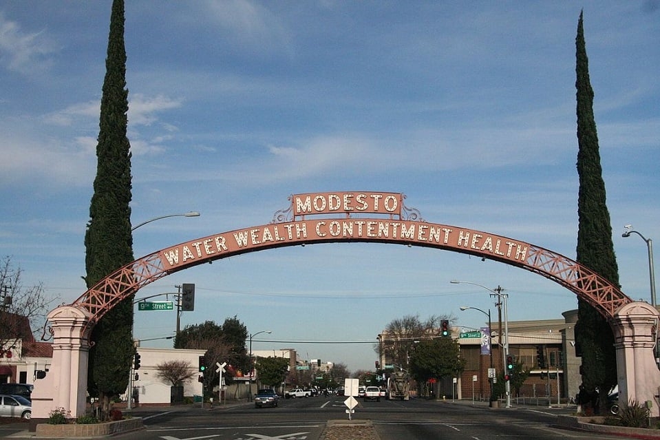 O ator nasceu em Modesto, Califórnia. Seus pais, divorciados desde que o ator era adolescente, são Valerie Cearley e Lee Renner, que gerenciou um famoso boliche da cidade, na década de 1980. Ele é o mais velho de sete irmãos.


 Reprodução: Flipar