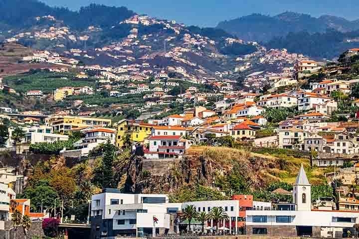 O Cabo Girão é um dos pontos turísticos mais icônicos da Madeira, famoso por ser um dos penhascos mais altos da Europa, com uma impressionante altitude de 580 metros. Localizado na costa sul da ilha, oferece uma vista panorâmica deslumbrante do mar, das falésias e das vinhas que cobrem o vale abaixo. Reprodução: Flipar
