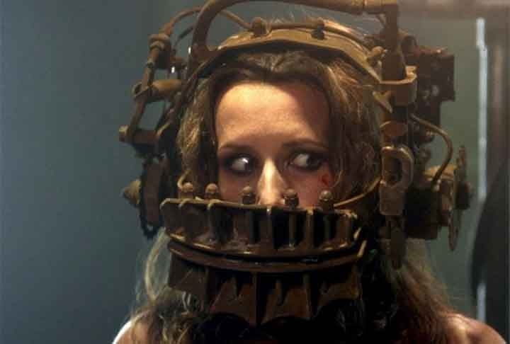 Jogos Mortais (2004): dirigido por James Wan, é um filme de terror psicológico onde pessoas encontram desafios aterrorizantes para sobreviver. Dispositivos de torturas e tomada de decisões extremas ditam o ritmo do enredo. O filme explora temas de moralidade, sobrevivência e justiça, com uma narrativa que se desenvolve em um ritmo tenso e intrigante, levando a uma conclusão impactante e surpreendente. Reprodução: Flipar