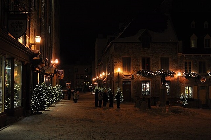 Uma das cidades mais bonitas do mundo, Quebec, no Canadá, é mais um lugar em que a neve e as decorações especiais fazem o turista se sentir em um conto de fadas natalino.  Reprodução: Flipar