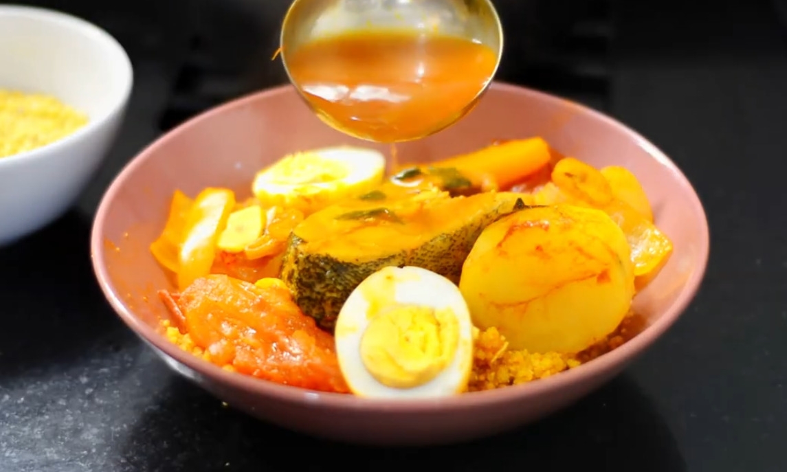 Caldeirada de tucunaré: Prato típico ribeirinho feito com tucunaré cozido em caldos temperados com ervas e pimentas. Acompanhado por pirão, leva também legumes e especiarias amazônicas. Muito nutritivo e saboroso. Calorias: cerca de 110 kcal. Reprodução: Flipar