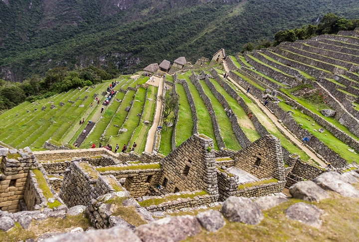 A cidade tem algumas divisões bem definidas, como as zonas rural e urbana, que são separadas por um muro, escadas e pelo fosso de escoamento de água. A zona agrícola tem terraços mais planos próprios para cultivo. Reprodução: Flipar