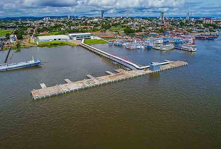 O Porto de Santarém (PA), é um porto fluvial no Rio Tapajós, vital para o escoamento de grãos da Amazônia. Administrado pela CDP, o porto é crucial para a exportação de soja e milho. Reprodução: Flipar