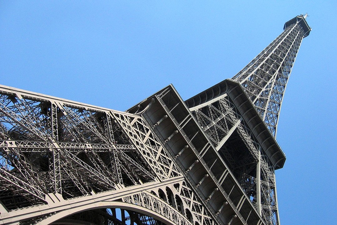 A Torre Eiffel é pintada em 3 tons degradée, sendo mais escura na parte de baixo e mais clara no topo. A cada 7 anos, são necessárias 60 toneladas de tinta para pintar os 250 mil m² de superfície da estrutura. Reprodução: Flipar