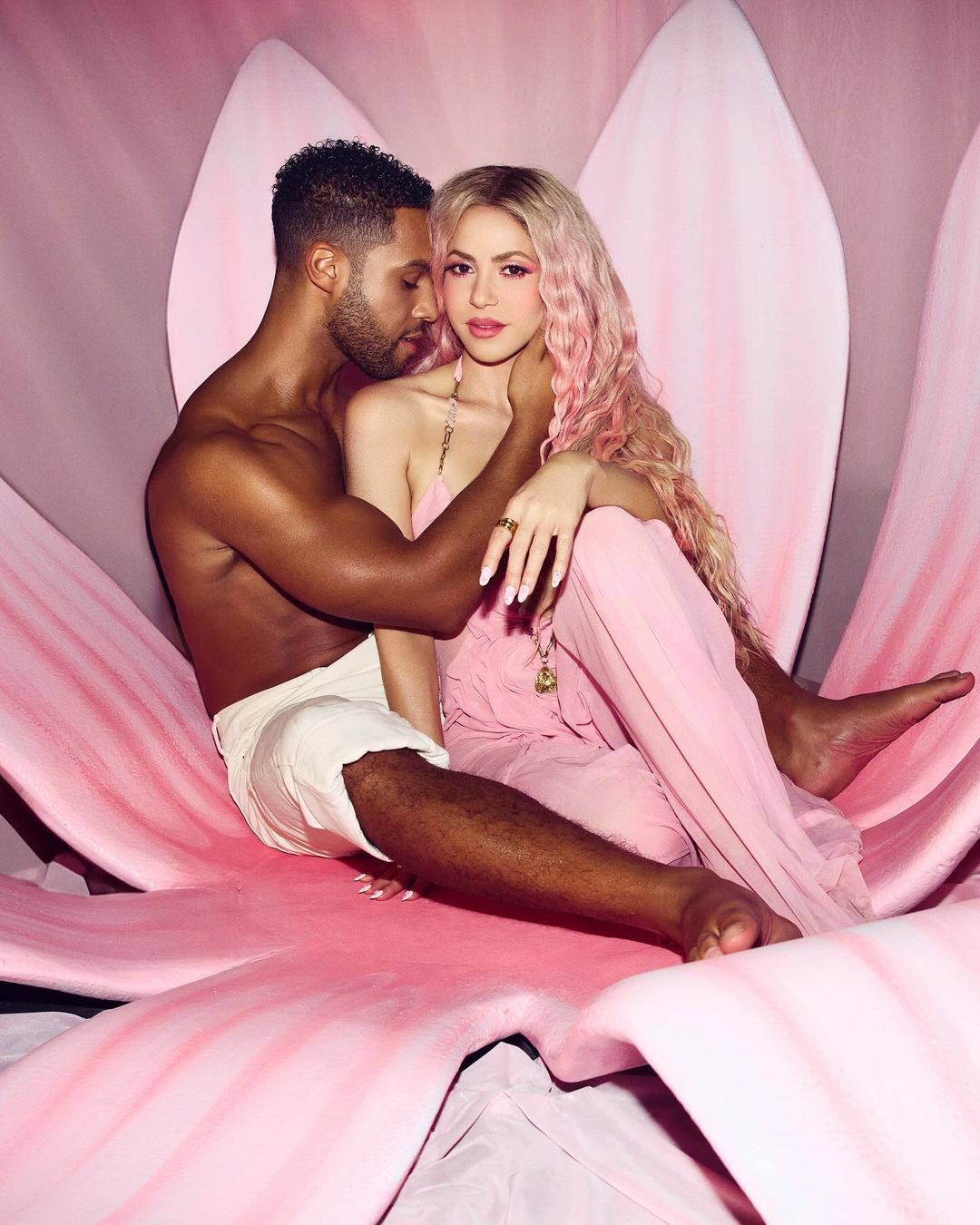 Lucien Laviscount, suposto novo affair de Shakira, em clipe de 'Punteria' Reprodução/Instagram - 04.04.2024