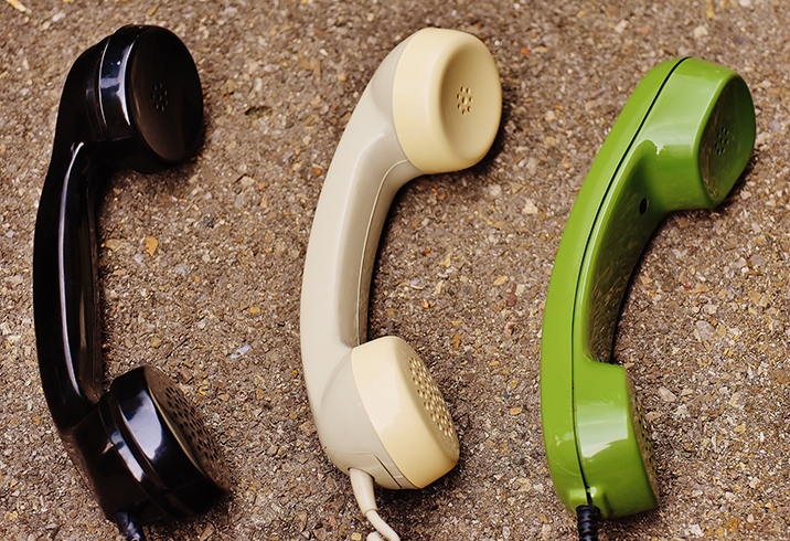 No entanto, ainda eram aparelhos pesados e grandes, e a instalação de uma linha telefônica em uma casa ainda era um privilégio. Foi só nas décadas seguintes, especialmente após a Segunda Guerra Mundial, que os telefones começaram a se tornar mais comuns nas residências. Reprodução: Flipar