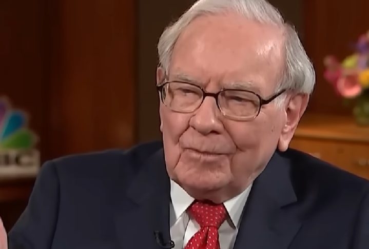 Atualmente com 94 anos, Warren Buffett continua fazendo doações anuais para a Fundação Gates, criada por Bill Gates e sua ex-esposa Melinda. Reprodução: Flipar